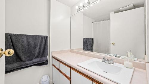 207-2035 Baron Road, Kelowna, BC - Indoor Photo Showing Bathroom