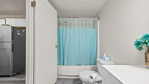 207-2035 Baron Road, Kelowna, BC - Indoor Photo Showing Bathroom