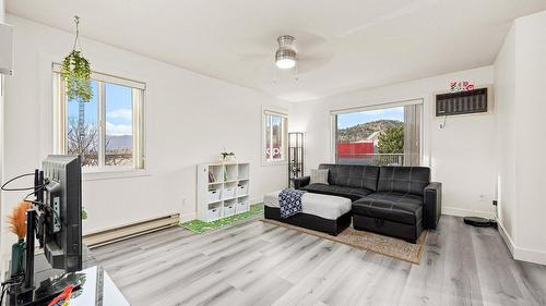 207-2035 Baron Road, Kelowna, BC - Indoor Photo Showing Living Room