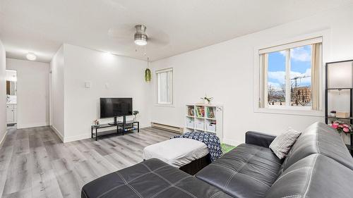 207-2035 Baron Road, Kelowna, BC - Indoor Photo Showing Living Room