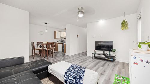 207-2035 Baron Road, Kelowna, BC - Indoor Photo Showing Living Room