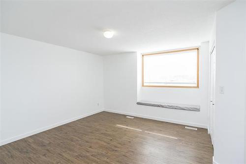 300 De La Seigneurie Blvd, Winnipeg, MB 