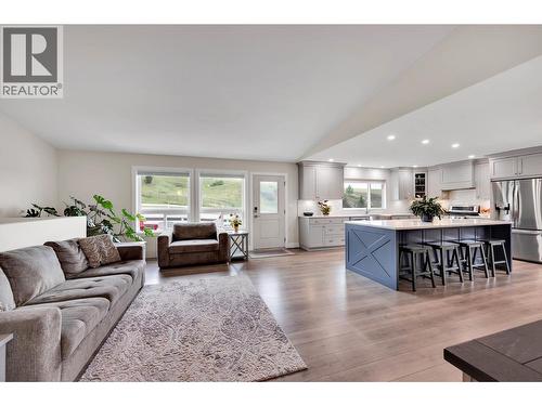 2740 Simms Place, Kamloops, BC - Indoor Photo Showing Living Room