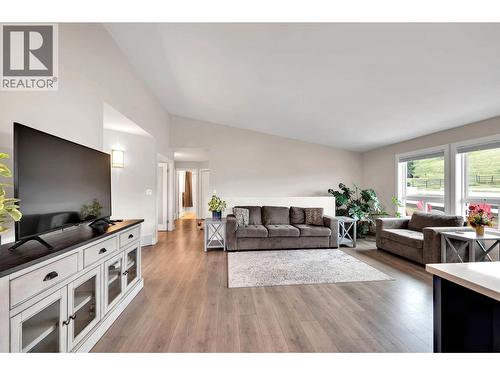 2740 Simms Place, Kamloops, BC - Indoor Photo Showing Living Room
