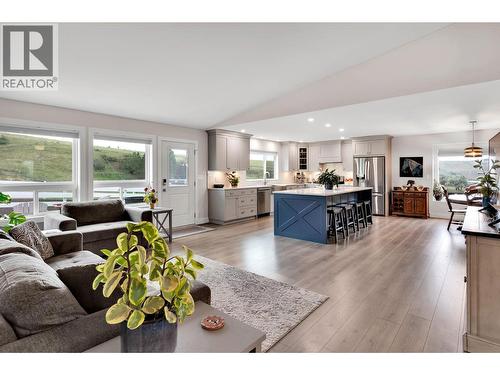 2740 Simms Place, Kamloops, BC - Indoor Photo Showing Living Room