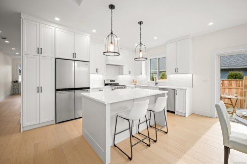 4-865 Grumman Pl, Comox, BC - Indoor Photo Showing Kitchen With Stainless Steel Kitchen With Upgraded Kitchen