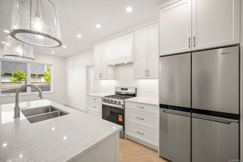#3-865 Grumman Pl, Comox, BC - Indoor Photo Showing Kitchen With Stainless Steel Kitchen With Double Sink With Upgraded Kitchen