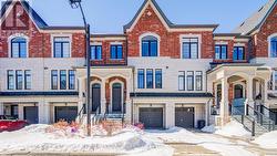 17 DUNCOMBE LANE Richmond Hill, ON L4C 1C2