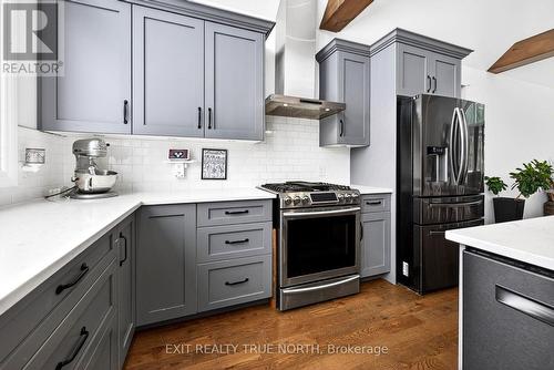 139 Rue Eric, Tiny, ON - Indoor Photo Showing Kitchen With Upgraded Kitchen