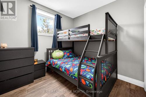 139 Rue Eric, Tiny, ON - Indoor Photo Showing Bedroom