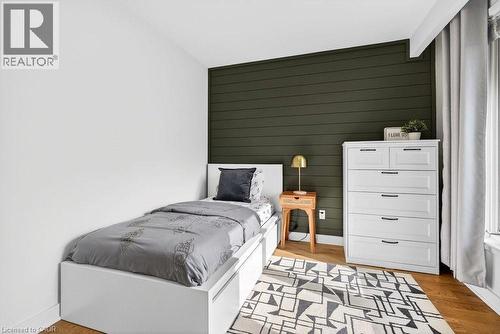 1525 Holburne Road, Mississauga, ON - Indoor Photo Showing Bedroom