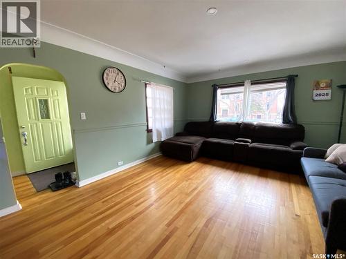 612 2Nd Avenue Nw, Swift Current, SK - Indoor Photo Showing Living Room