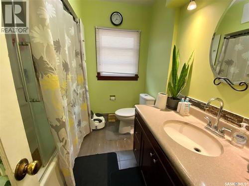612 2Nd Avenue Nw, Swift Current, SK - Indoor Photo Showing Bathroom