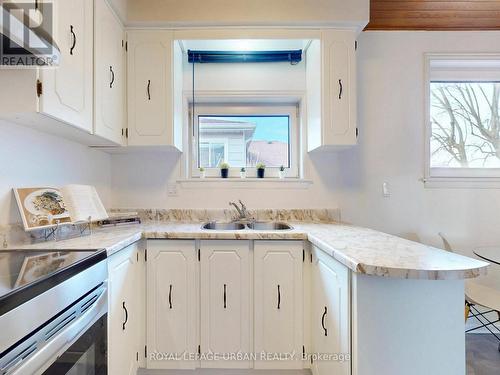 Kitchen - 733 Consort Crescent, Mississauga, ON - Indoor Photo Showing Kitchen With Double Sink