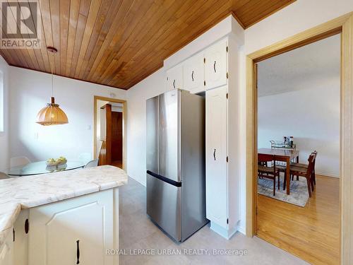 Kitchen - 733 Consort Crescent, Mississauga, ON - Indoor Photo Showing Kitchen