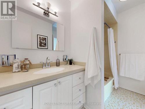 Bathroom 1 - 733 Consort Crescent, Mississauga, ON - Indoor Photo Showing Bathroom