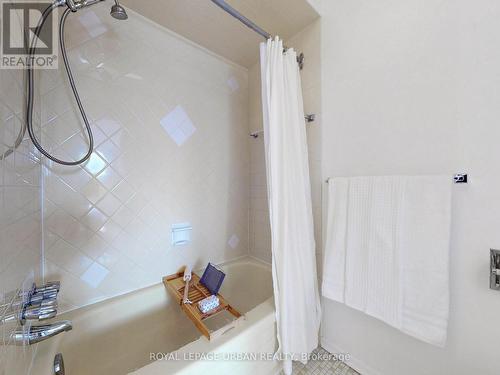 Bathroom 1 - 733 Consort Crescent, Mississauga, ON - Indoor Photo Showing Bathroom