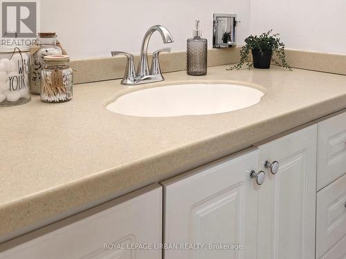 Bathroom 1 - 733 Consort Crescent, Mississauga, ON -  Photo Showing Bathroom