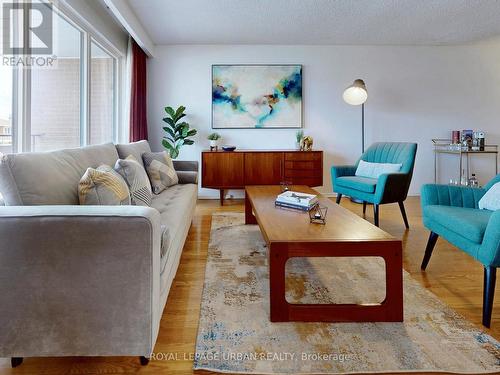 Living Room - 733 Consort Crescent, Mississauga, ON - Indoor Photo Showing Living Room