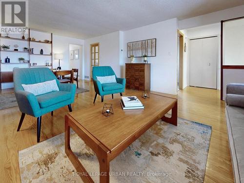 Living Room - 733 Consort Crescent, Mississauga, ON - Indoor Photo Showing Living Room