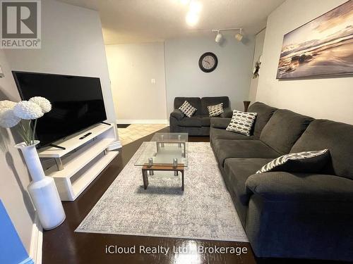 3208 - 3650 Kaneff Crescent, Mississauga, ON - Indoor Photo Showing Living Room