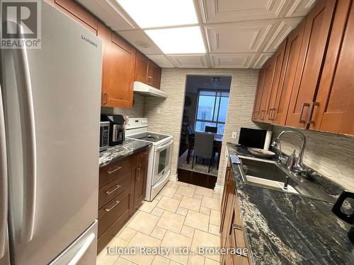 3208 - 3650 Kaneff Crescent, Mississauga, ON - Indoor Photo Showing Kitchen