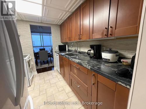 3208 - 3650 Kaneff Crescent, Mississauga, ON - Indoor Photo Showing Kitchen