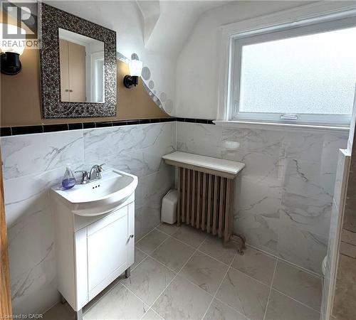 218 Weber Street E, Kitchener, ON - Indoor Photo Showing Bathroom