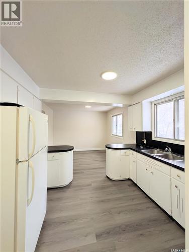 448 6Th Avenue Nw, Swift Current, SK - Indoor Photo Showing Kitchen With Double Sink