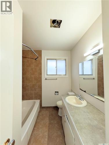 448 6Th Avenue Nw, Swift Current, SK - Indoor Photo Showing Bathroom