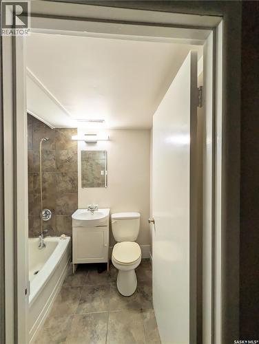 448 6Th Avenue Nw, Swift Current, SK - Indoor Photo Showing Bathroom