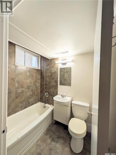 448 6Th Avenue Nw, Swift Current, SK - Indoor Photo Showing Bathroom