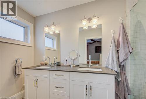 53 Lincoln Avenue, Cambridge, ON - Indoor Photo Showing Bathroom