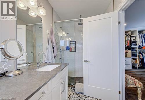 53 Lincoln Avenue, Cambridge, ON - Indoor Photo Showing Bathroom
