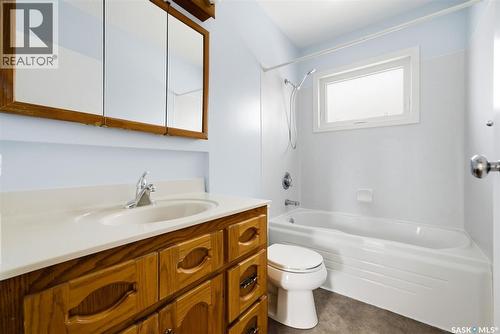 615 Mullin Avenue E, Regina, SK - Indoor Photo Showing Bathroom