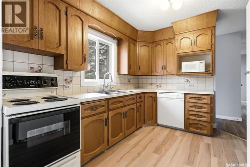 615 Mullin Avenue E, Regina, SK - Indoor Photo Showing Kitchen With Double Sink
