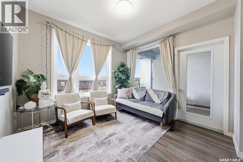 220 225 Maningas Bend, Saskatoon, SK - Indoor Photo Showing Living Room
