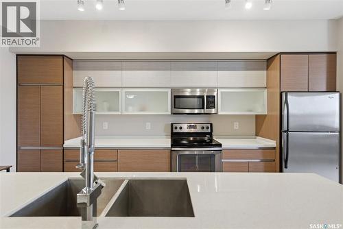 220 225 Maningas Bend, Saskatoon, SK - Indoor Photo Showing Kitchen With Stainless Steel Kitchen With Double Sink With Upgraded Kitchen