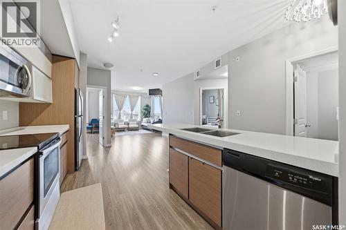 220 225 Maningas Bend, Saskatoon, SK - Indoor Photo Showing Kitchen With Stainless Steel Kitchen With Double Sink With Upgraded Kitchen
