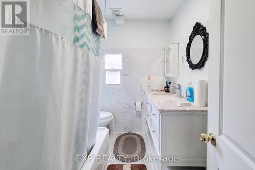 204 Sherman Avenue N, Hamilton, ON - Indoor Photo Showing Bathroom