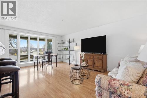515 Strasburg Road, Kitchener, ON - Indoor Photo Showing Living Room