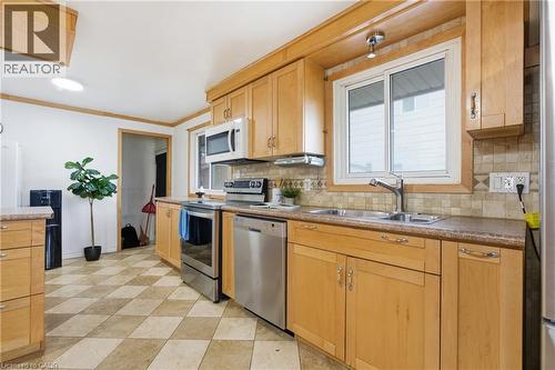 515 Strasburg Road, Kitchener, ON - Indoor Photo Showing Kitchen With Double Sink