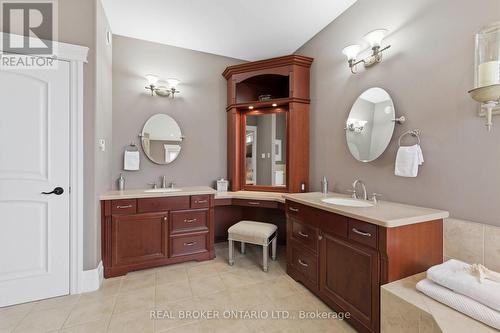 16 Seifert Court, Cambridge, ON - Indoor Photo Showing Bathroom