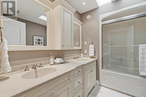 16 Seifert Court, Cambridge, ON - Indoor Photo Showing Bathroom