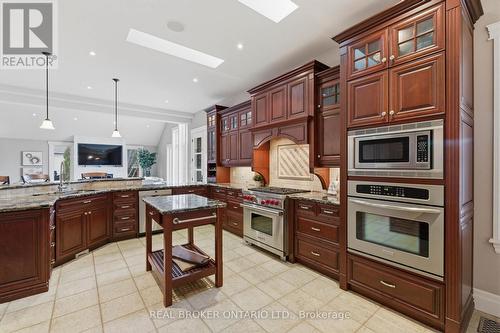 16 Seifert Court, Cambridge, ON - Indoor Photo Showing Kitchen With Upgraded Kitchen