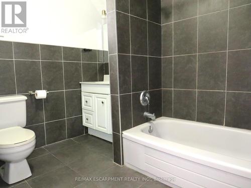 29 Oxford Street, Hamilton, ON - Indoor Photo Showing Bathroom