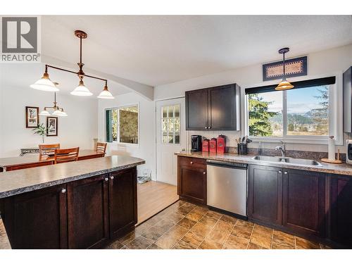 716 Lynnwood Crescent, Castlegar, BC - Indoor Photo Showing Kitchen With Double Sink
