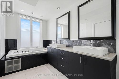 Waterfall soaker ensuite - 805 Kingsmere Avenue, Ottawa, ON - Indoor Photo Showing Bathroom
