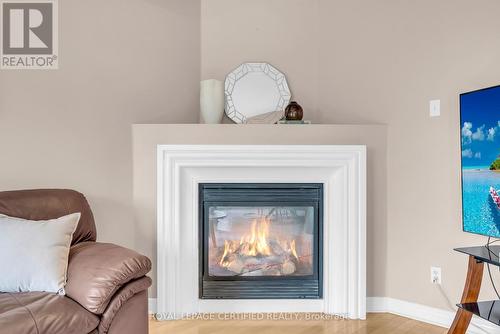 5160 Misty Pine Crescent, Mississauga, ON - Indoor Photo Showing Living Room With Fireplace
