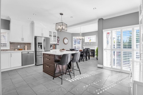 21 Bushberry Road, Brampton, ON - Indoor Photo Showing Kitchen With Upgraded Kitchen
